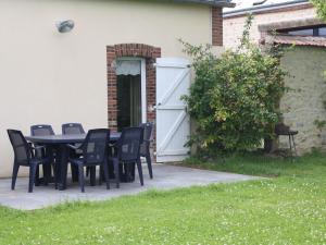 Maisons de vacances Gite chaleureux avec jardin arbore, terrasse, salle de jeux et parking prive a Pre-Saint-Evroult. - FR-1-581-3 : photos des chambres
