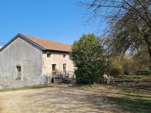 Maisons de vacances Gite chaleureux au bord d'un ruisseau avec grand jardin, proche Metz et Nancy - FR-1-584-64 : photos des chambres