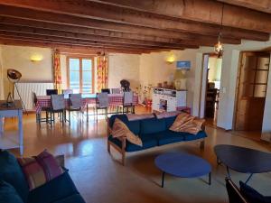 Maisons de vacances Gite chaleureux au bord d'un ruisseau avec grand jardin, proche Metz et Nancy - FR-1-584-64 : photos des chambres