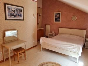 Maisons de vacances Gite chaleureux au bord d'un ruisseau avec grand jardin, proche Metz et Nancy - FR-1-584-64 : photos des chambres