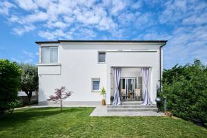 Apartments with swimming pools Umag - 24680