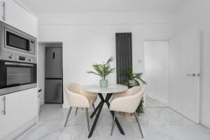 SLUXE Properties 4mins to Etihad Stadium and Coop live