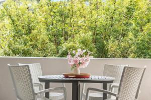 Leafy and Quiet 2BR - Close to Hospital with Parking