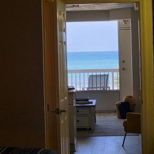 Direct Oceanfront 1 bedroom wkitchen & balcony