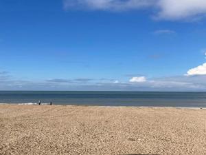 Hawthorn 2-1 centrally located and near the beach, cleaning included