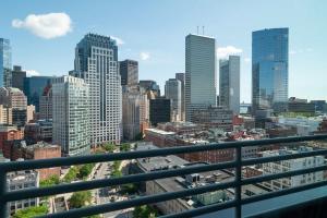 Upscale Penthouse with Gym Parking near MGH TUFTS