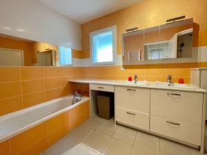 Maisons de vacances Maison spacieuse 3 ch. avec jardin, proche du centre, parking, WIFI - FR-1-231-198 : photos des chambres
