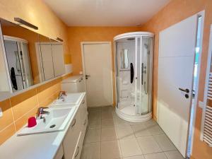 Maisons de vacances Maison spacieuse 3 ch. avec jardin, proche du centre, parking, WIFI - FR-1-231-198 : photos des chambres