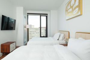 Back-Bay Lux Central 2BR Condo with Rooftop and Parking