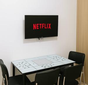 Cozy 1BR beside MOA with Wifi, Netflix, Pool & Washer