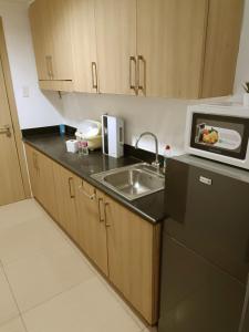 Cozy 1BR beside MOA with Wifi, Netflix, Pool & Washer