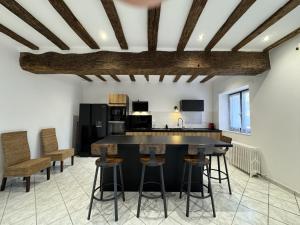 Maisons de vacances House in Mansigne with Fenced Garden : photos des chambres