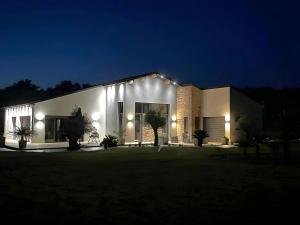 Villas Villa in Saint-Corneille with Private Jacuzzi : Villa 4 Chambres