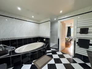 Maisons de vacances Spacious Poolside Retreat Near Le Mans : photos des chambres