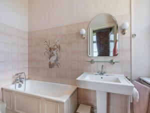 Villas Chateau in Sarthe with Heated Pool : photos des chambres