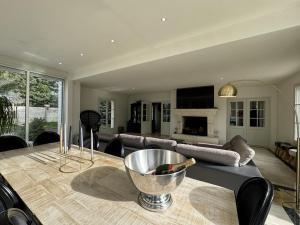 Maisons de vacances Spacious Poolside Retreat Near Le Mans : photos des chambres