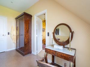 Villas Chateau in Sarthe with Heated Pool : photos des chambres