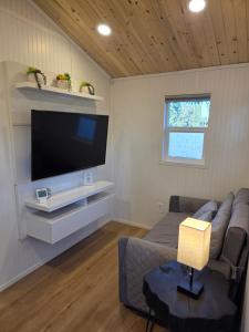 1BD 1BA tiny house with in-unit washer and dryer near Kaiser