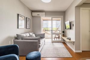 Ap moderno com varanda e churrasqueira, vaga de garagem, próximo da Orla do Guaíba