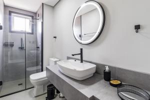 Ap moderno com varanda e churrasqueira, vaga de garagem, próximo da Orla do Guaíba