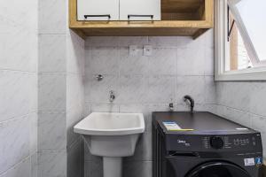 Ap moderno com varanda e churrasqueira, vaga de garagem, próximo da Orla do Guaíba