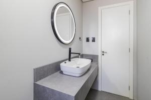 Ap moderno com varanda e churrasqueira, vaga de garagem, próximo da Orla do Guaíba