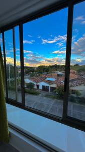 Cerca a todo y full equipado