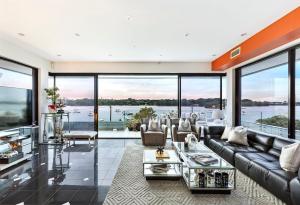 Luxury 6beds Waterfront Retreat