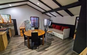 2 Bedroom Cozy Apartment In Njivice