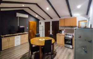 2 Bedroom Cozy Apartment In Njivice