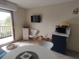 Appartement 2 pièces + loggia proche mer avec parking - FR-1-712-93