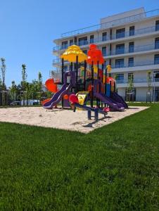 Apartament ZŁOTY Ku Morzu, 150 m od plaży USTRONIE MORSKIE, podgrzewany basen, prywatny parking, klimatyzacja, duży balkon