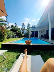 Modern villa vith pool, montain view and tropical garden
