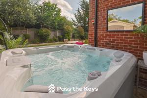 Luxury Villa with Hot Tub - Royal Ascot, Legoland - Pass the Keys