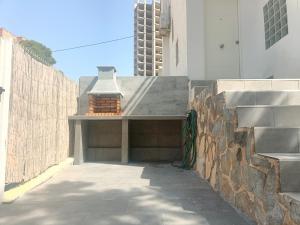 Casa MYA con terreno privado y parking compartido - a 800m de Playa Poniente