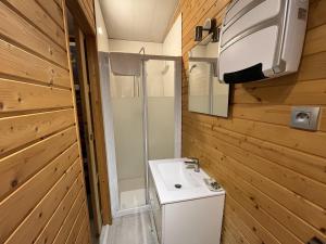 Maisons de vacances Les Cabanes du Lac - SPA - Petit Dejeune - Cabane du frene & Cabane du chene Premium : photos des chambres