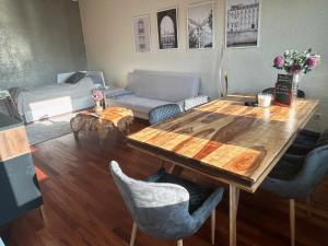 ED-große, moderne Wohnung in zentraler Lage, mit Balkon, Lift und Parkplatz