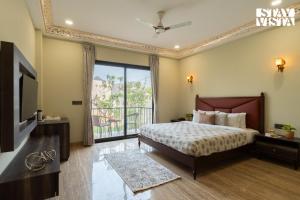 StayVista at Eleganza Villas with BBQ, Lawn, Bonfire