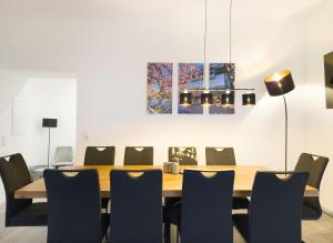 Wuppertal Zentral - Nähe DUS & Essen & Köln - 3 Bedrooms - 240 cm Esstisch, Kinder willkommen