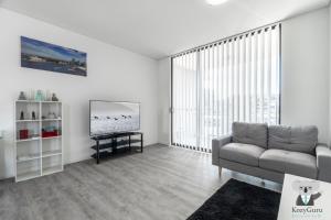 KozyGuru | Rosebery | Stylish Apt with Parking