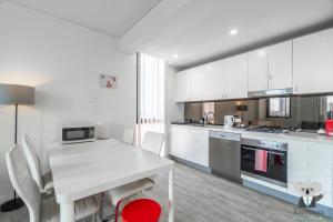 KozyGuru | Rosebery | Stylish Apt with Parking