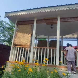 Wahabs INN - riverside cottage