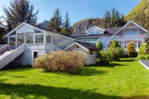 Secluded house in Lofoten-Private swimming pool!