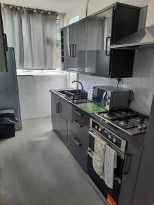 L & J ESCAPES-4 BEDROOMs SUITABLE FOR CONTRACTORS AND FAMILIES- LARGE PRIVATE PARKING-10 MINUTES TO M6 JUNCTION 9