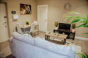 Modern Flat l Molineux 5 Min l Smart TV l WiFi l Free Parking