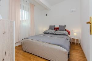 Apartments with parking space Vir - 24560