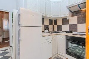 Apartments with parking space Vir - 24560