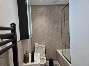 Luxury 4-Bedroom Haven Garden Parking