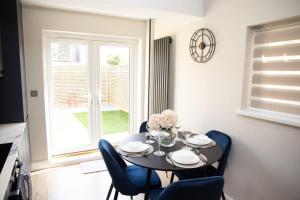 Luxury 4-Bedroom Haven Garden Parking