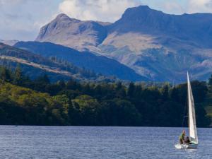 Pass the Keys Stunning 4 Bed Barn Conversion Hot Tub